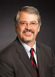 ˼ȫ򸱿Ӌϯg(sh)Lew Tucker